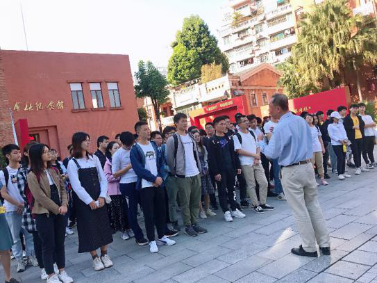 参观开始前,欧阳书记现场给全体师生介绍三大会议及会址情况2