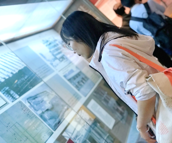 同学们自由参观2