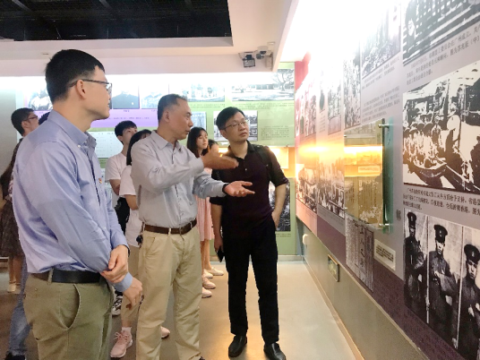 欧阳书记在参观学习中做讲解1